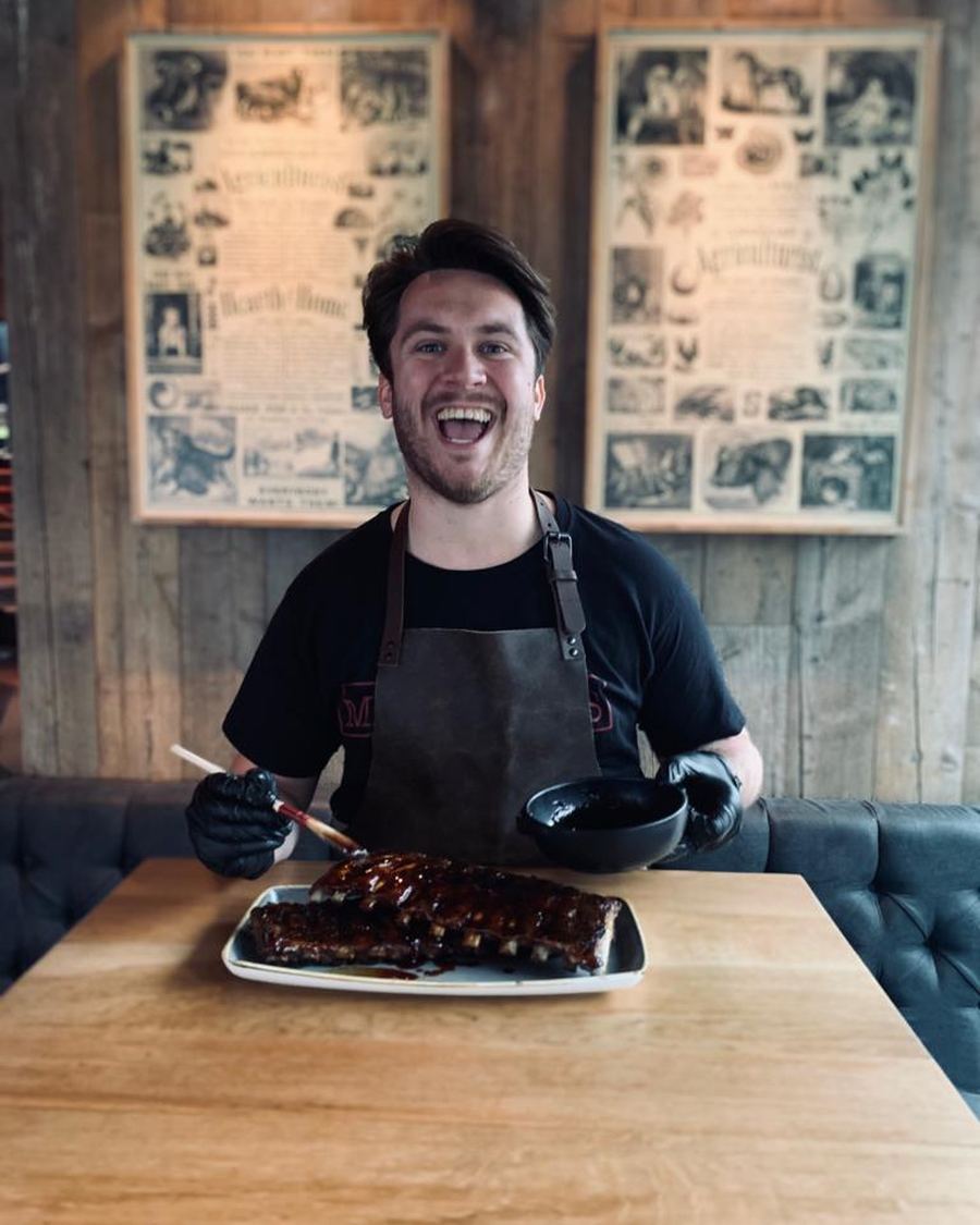 Nigel met vers gegrilde ribs